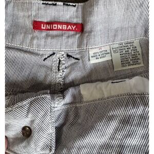 Vintage Y2K Woman's Union Bay Stripped Blue And White Cargo Shorts Size 11